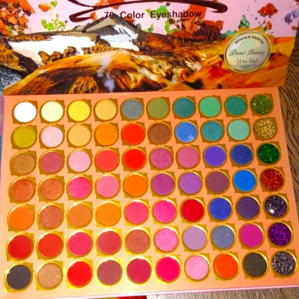 Damp beauty eyeshadow palette